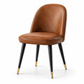 Chaise en cuir synthétique marron avec pieds en métal noir et embouts dorés